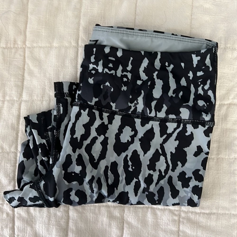 Zella Black/Gray Leopard Print Capri Legging Size Small